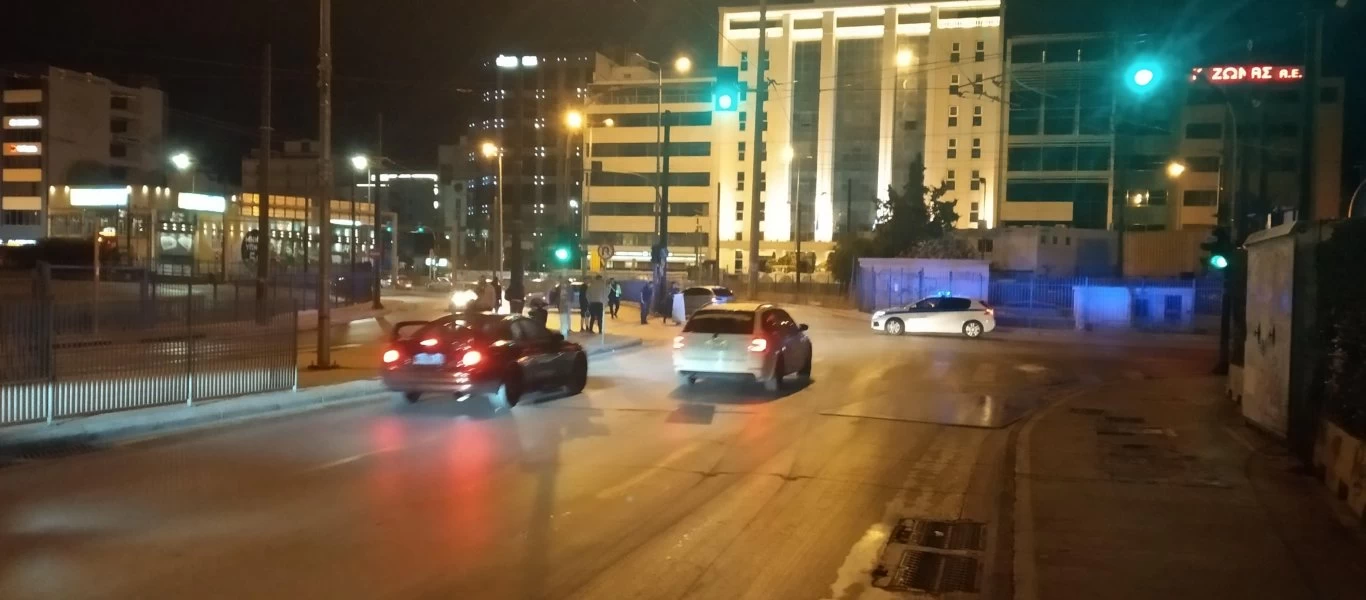 Πειραιάς: ΙΧ αυτοκίνητο πέρασε το φανάρι και καρφώθηκε σε κολώνα